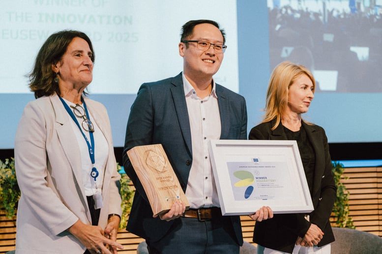 Teresa Ribera, xecutive Vice-President of the European Commission for Clean, Just and Competitive Transition, with Jiajun Cen, CEO and co-founder of AQUABATTERY