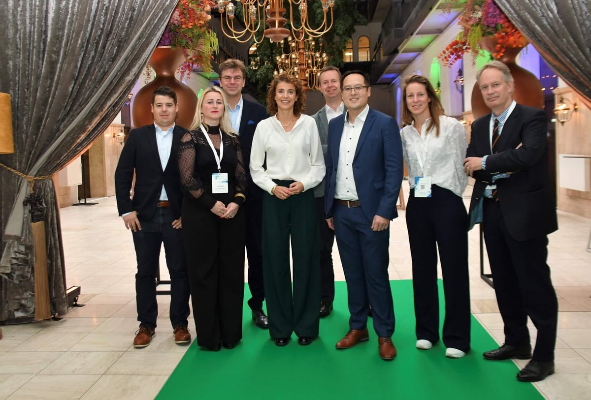 Minister Hermans & Consortium representatives_Photo credits Mathias de Graag - RVO_media